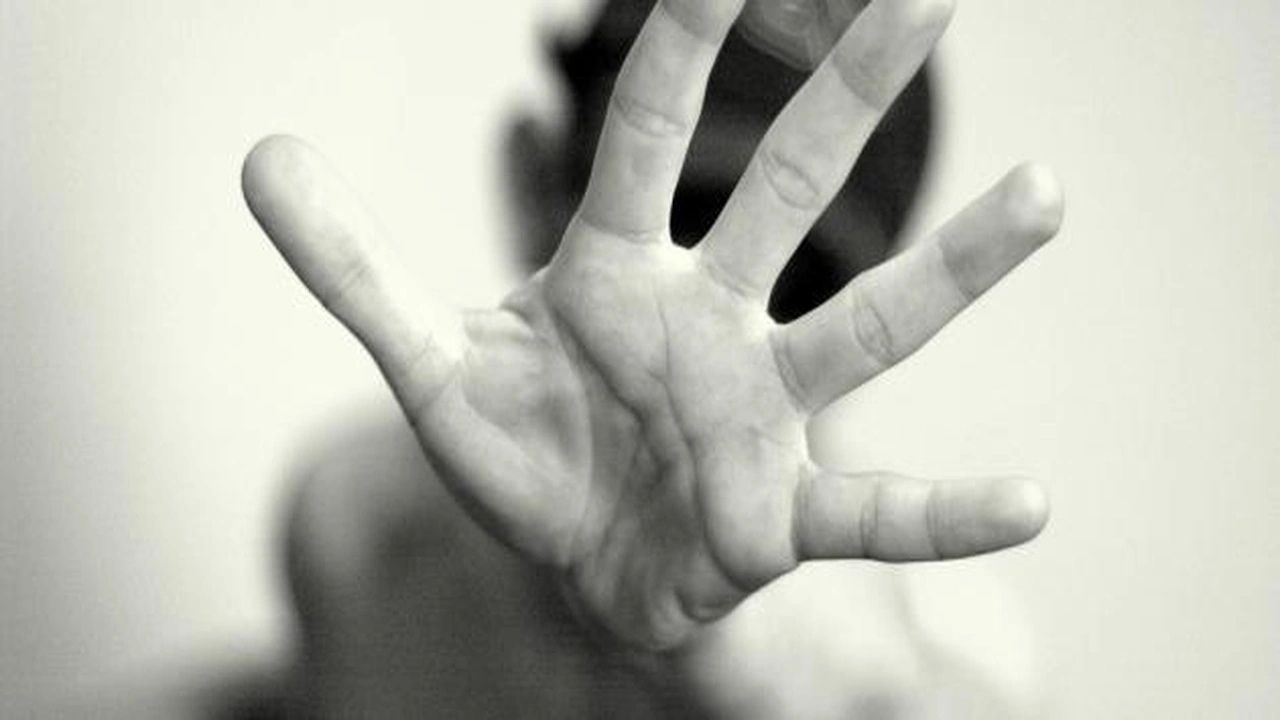 صورة موضوع تعبير عن العنف باللغة الانجليزية