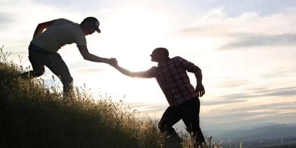 موضوع تعبير عن مساعدة الاخرين بالانجليزي